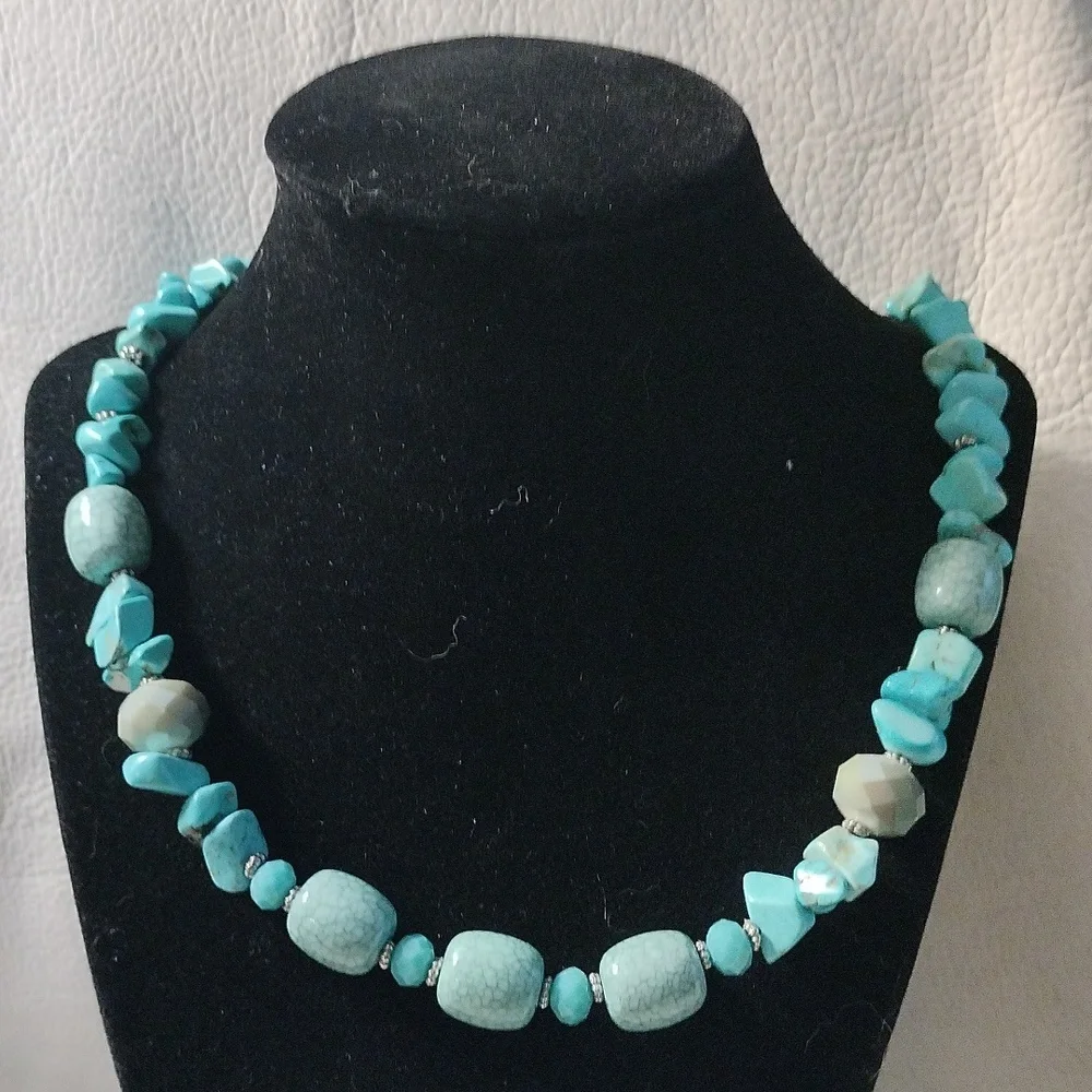 Howlite & tourquoise chips necklace silver beads in between 17